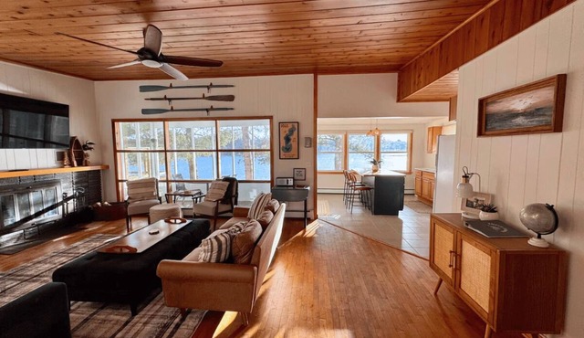 Peaceful Lakehouse Vacation just 30 minutes from The Dells!