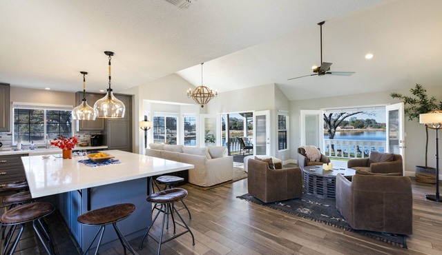 Peaceful Lakehouse on Spectacular Vineyard Estate