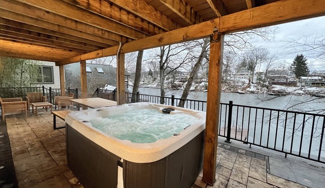 Peaceful LakeHouse w/Spa, Lake Views/Access, and Game Room