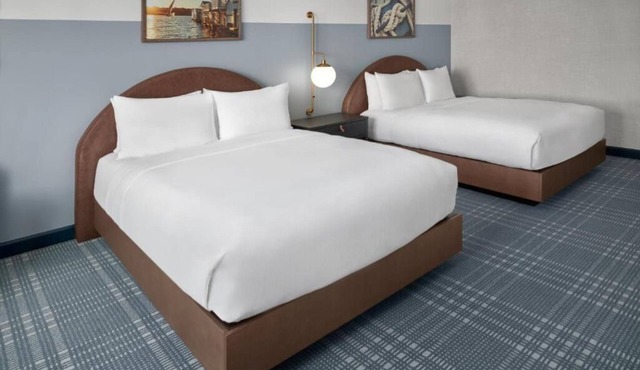 Peaceful Lakeside Stay with Pool and Kayaking Fun l 2 Lake View Rooms