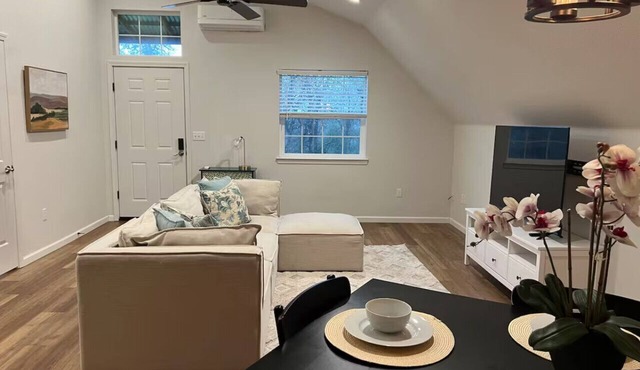 Peaceful Lakeside Apartment Garage & EV