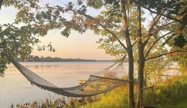 Peaceful Lakeside Bungalow on Lac à la Tortue