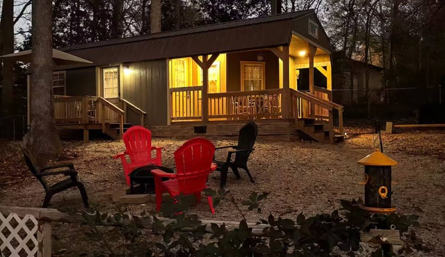 Peaceful Lakeside Cabin, fire pit, board games
