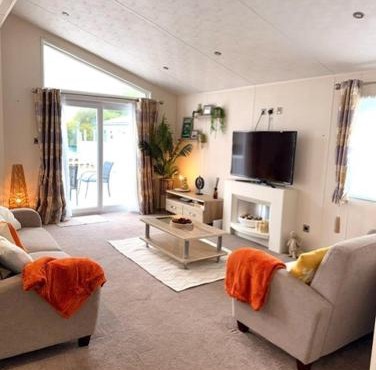 Peaceful Lakeside Chalet - LONG TERM STAYS Welcome