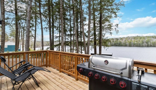 Peaceful Lakeside Cottage ~ Sunsets & Lake Access