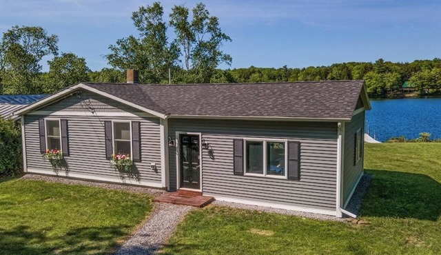 Peaceful Lakeside Getaway with Hot Tub, Dock, Large Yard and Amazing Sunsets!