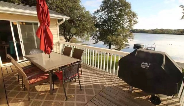 Peaceful Lakeside Living - Sleeps 12