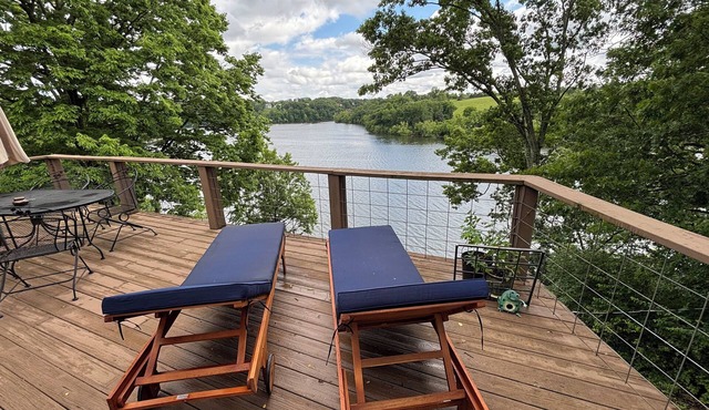 Peaceful Lakeside Retreat, Great for Groups, Dock, Parking, Blackstone, 8 Beds