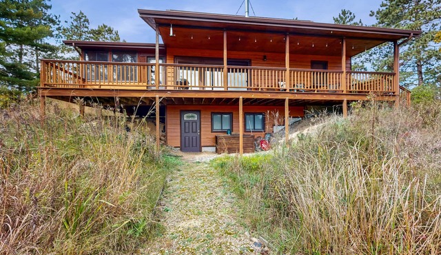 Peaceful lakeside retreat with prairie views, fire pit, grill, kayaks & canoe
