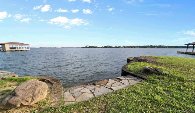 Peaceful Lakeside Serenity on Lake Palestine