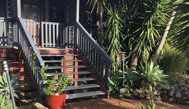 Peaceful Lakeviews, Pool and a stroll to Elizabeth Beach- linen provided