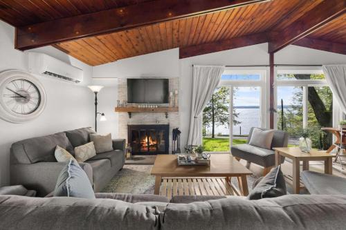 Peaceful Lakeview Cottage lake access & fire pit