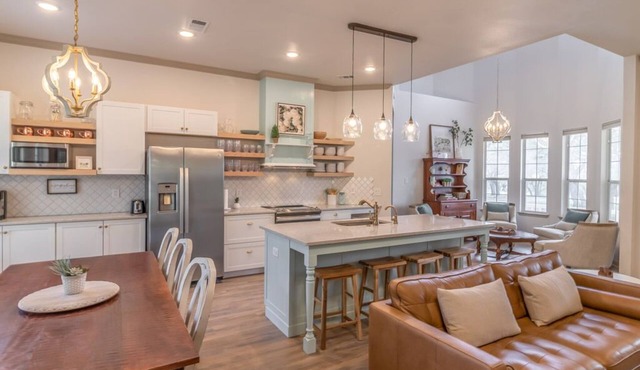 Peaceful, LARGE fenced property, perfect for families & pets in the hill country
