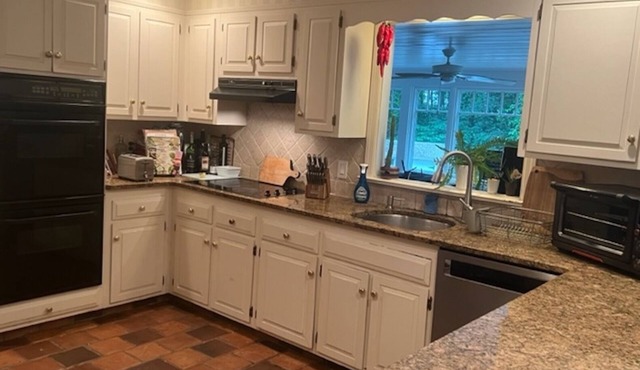 Peaceful Large Sunny Suite with Private Bathroom in quiet neighborhood