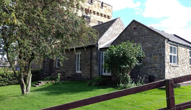 Peaceful Listed Cottage attached to Pele Tower with log stove