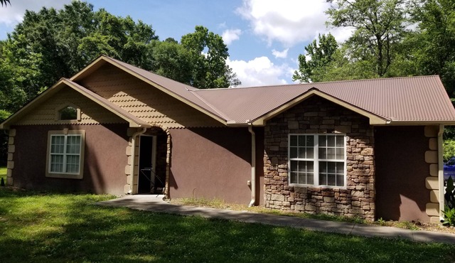 Peaceful living - Minutes from the studios/downtown Atlanta and is private