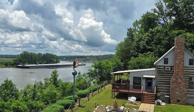 Peaceful log cabin on Tennessee River! Pet friendly, close to historical sites.
