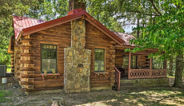 Peaceful Log Cabin Escape Near Table Rock Lake!