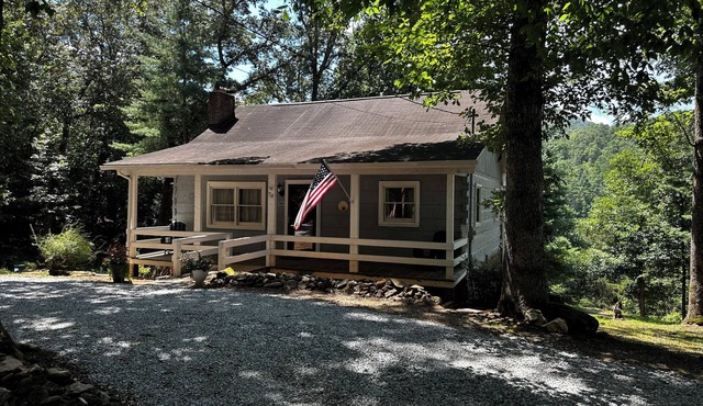 Peaceful log cabin in charming Franklin near Smokies, Nantahala, & Trails