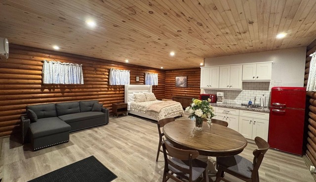Peaceful log cabin on a back gravel road with private deck and amenities of home