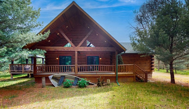 Peaceful log cabin with patio, gas grill, fire pit & WIFI