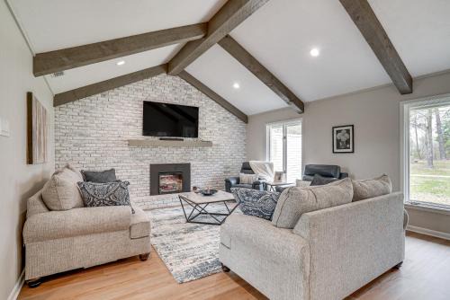 Peaceful Longview Home w/Pond, 6 Mi to Downtown!
