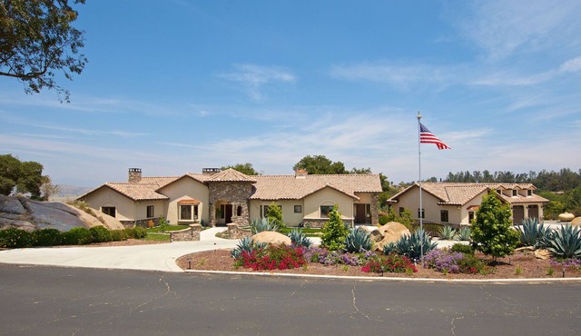 Peaceful Luxurious Country Estate close to Beaches, Golf and Vacation Attraction
