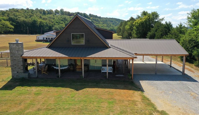 Peaceful luxury cabin in charming Cotter, two miles from Wild Cat boat launch.