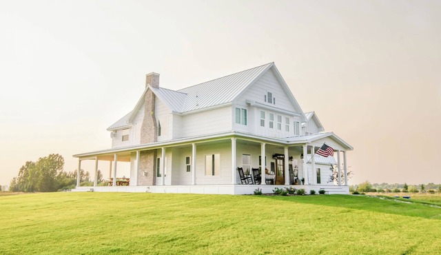 Peaceful Luxury Farmhouse Stay in Rexburg - Sleeps up to 22 people
