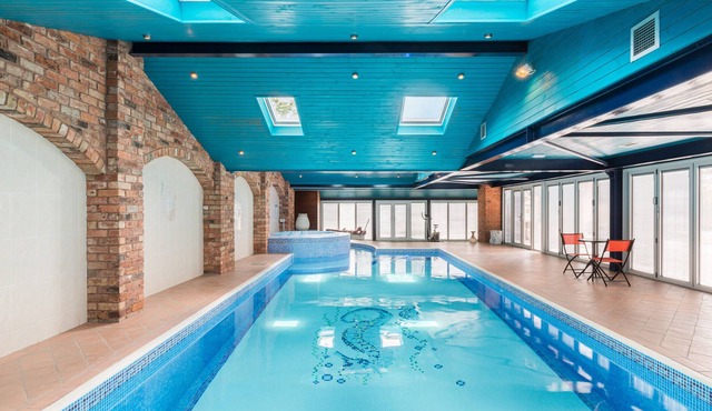 Peaceful, luxury glamping experience with a Swimming Pool, Jacuzzi and Sauna!