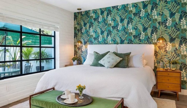 Peaceful Luxury king suite w/full kitchen and Laundry