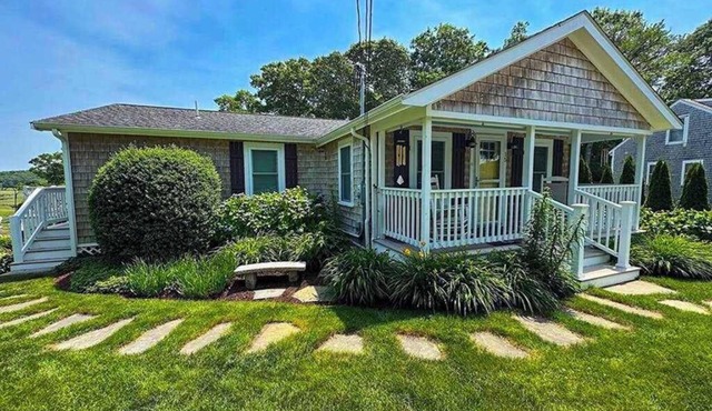 Peaceful marshview escape with large sunroom, AC, outdoor firepit & dog friendly