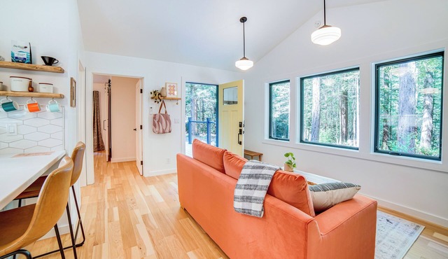 Peaceful Mendocino Cottage Surrounded By Redwoods