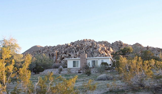 Peaceful mid-century house under the boulders near Joshua Tree National Park