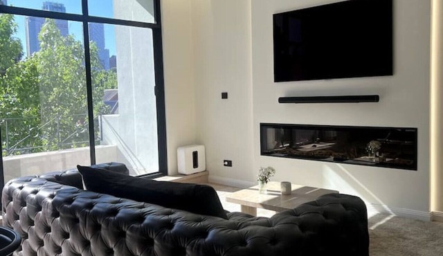 Peaceful Modern Luxe City View Suite with Parking