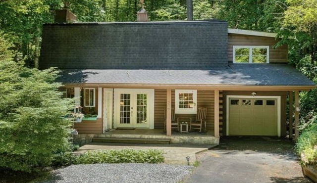 Peaceful Modern Farmhouse Cottage with hot tub and creek, close to town