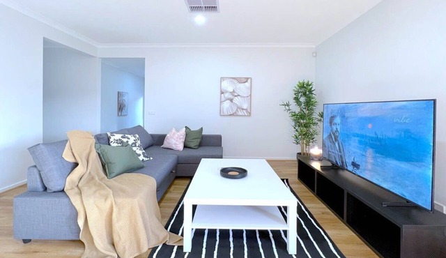 Peaceful Modern Parkfront Retreat in Pakenham