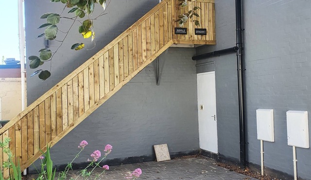 Peaceful Modern Riverview Apartment With Separate Bedroom and Fully Equipped