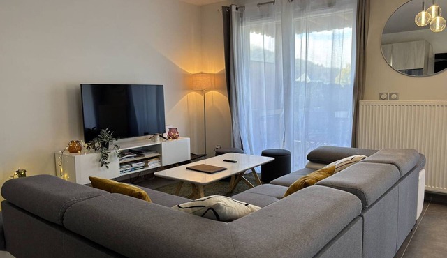 Peaceful Mountain Escape: 2BR Apartment, Terrace, Close to Ski, Free Parking, WiFi