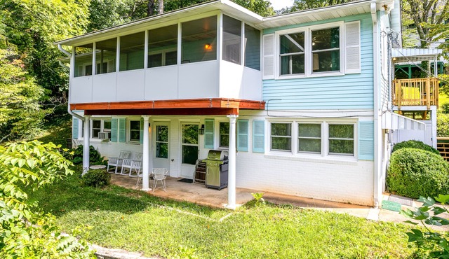 Peaceful mountain lake retreat w/free WiFi & private patio, pool