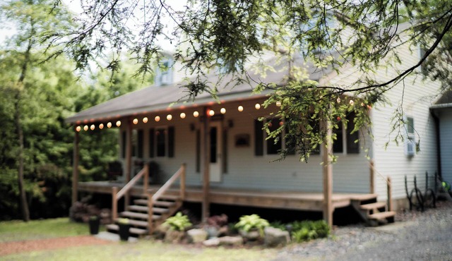 Peaceful Mountain Cabin close to Penn State, Bucknell & Susquehanna! Sleeps 10!