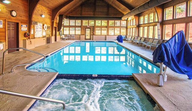 Peaceful mountain cabin with amenties in Rumbling Bald resort, Lake Lure