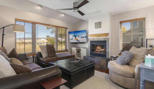 Peaceful Mountain Comfort with workspace & garage.n28+Day guests welcome!