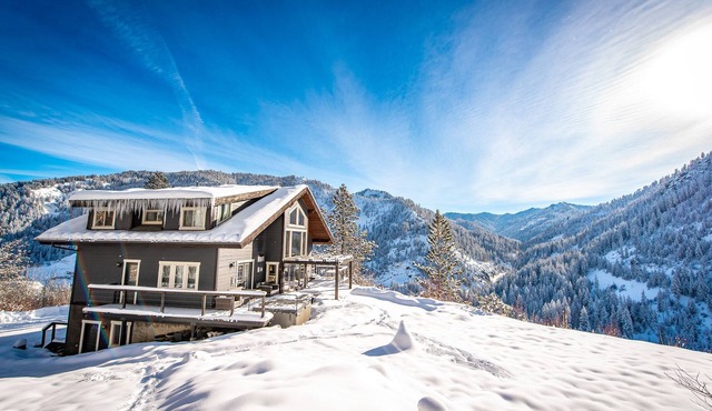 Peaceful mountain home | Seclusion | Views | Hot tub | Dogs OK