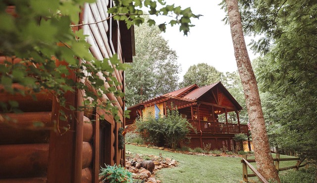 Peaceful Mountain Log Cabin Getaway with Hot Tub!