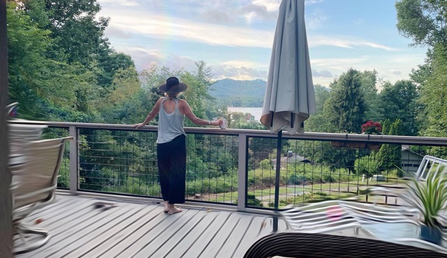 Peaceful Mountain Retreat, Close to Everything, Hot Tub & EV Charger!