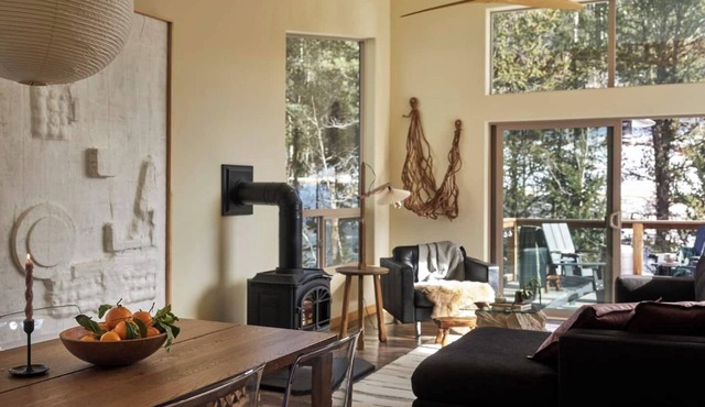 Peaceful mountain retreat in Divide, Colorado with stunning Pikes Peak views. This 3BR cabin features a private hot tub, wellness casita for yoga or meditation, fully equipped kitchen, cozy living spaces, and easy access to hiking, nature, and quiet