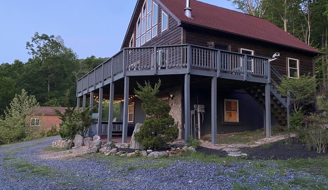 Peaceful Mountain Getaway: hiking, hot tub, and views