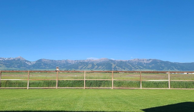 Peaceful mountain view-Close to airport