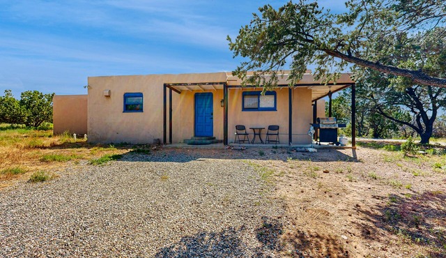 Peaceful Mountain-View Retreat on 3 Acres - 10 Mins to Historic Plaza